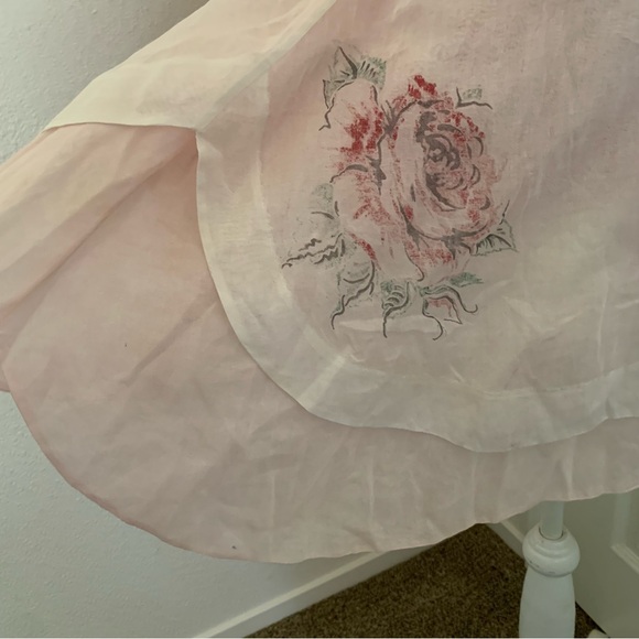 Vintage Pink and White Organza Scalloped Apron with Rose Motif - Picture 3 of 11